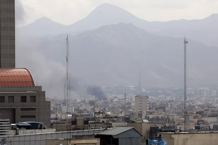 Κλιμάκωση Ισραήλ–Ιράν και αντιφατικά μηνύματα Τραμπ για τον πόλεμο Κλιμάκωση Ισραήλ–Ιράν και αντιφατικά μηνύματα Τραμπ για τον πόλεμο