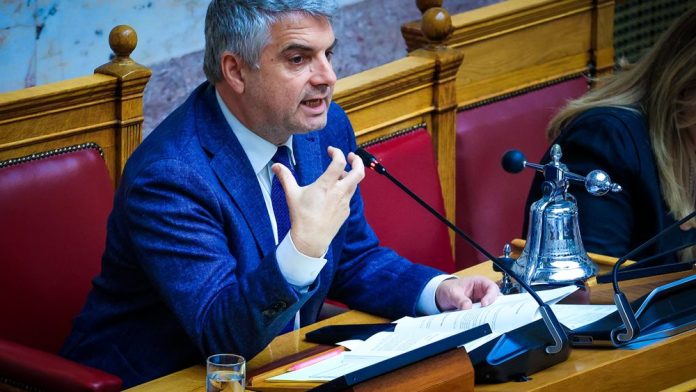 Πολιτικός σεισμός στο ΠΑΣΟΚ μετά την αποχώρηση Κωνσταντινόπουλου Πολιτικός σεισμός στο ΠΑΣΟΚ μετά την αποχώρηση Κωνσταντινόπουλου