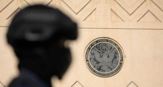 WSJ: Δεύτερο κύμα drones χτύπησε την πρεσβεία των ΗΠΑ στο Ριάντ – καπνός στο κτίριο, μερική κατάρρευση στέγης WSJ: Δεύτερο κύμα drones χτύπησε την πρεσβεία των ΗΠΑ στο Ριάντ – καπνός στο κτίριο, μερική κατάρρευση στέγης