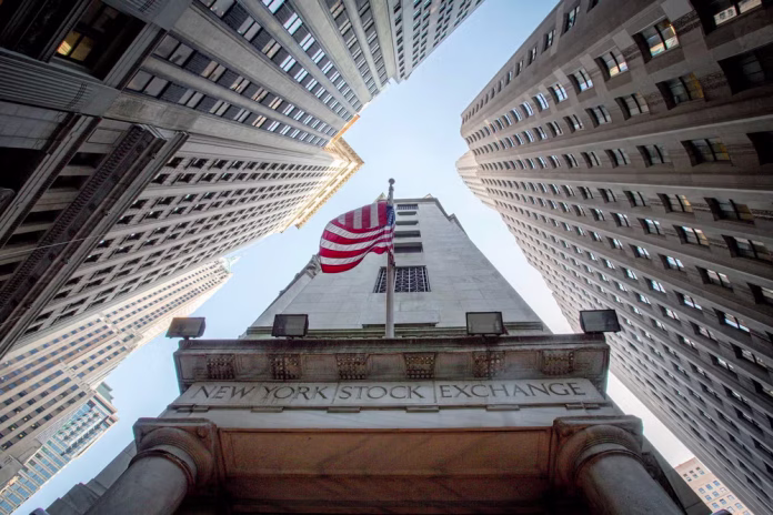 Wall Street υπό πίεση από τον αποκλεισμό στα Στενά του Ορμούζ Wall Street υπό πίεση από τον αποκλεισμό στα Στενά του Ορμούζ
