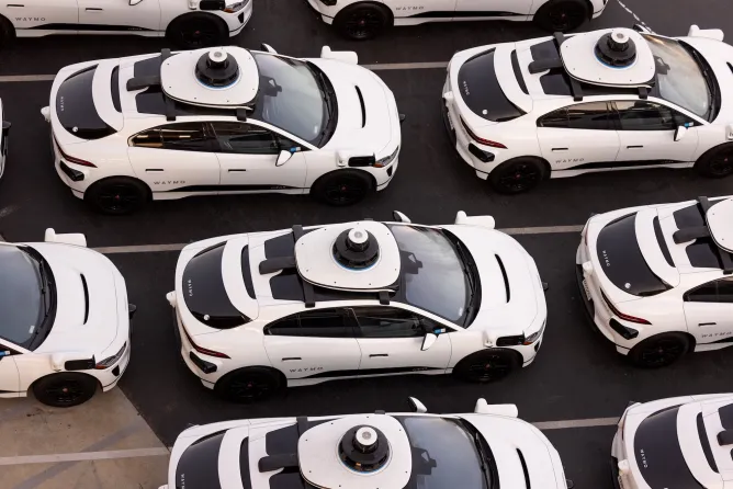 Waymo υπό πίεση για ρομποταξί που «κολλάνε» και τα σώζουν αστυνομικοί Waymo υπό πίεση για ρομποταξί που «κολλάνε» και τα σώζουν αστυνομικοί