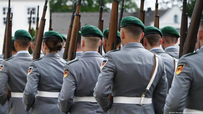 Γερμανία: Έκρηξη αντιρρησιών συνείδησης ενώ οι αμυντικές δαπάνες εκτοξεύονται Γερμανία: Έκρηξη αντιρρησιών συνείδησης ενώ οι αμυντικές δαπάνες εκτοξεύονται