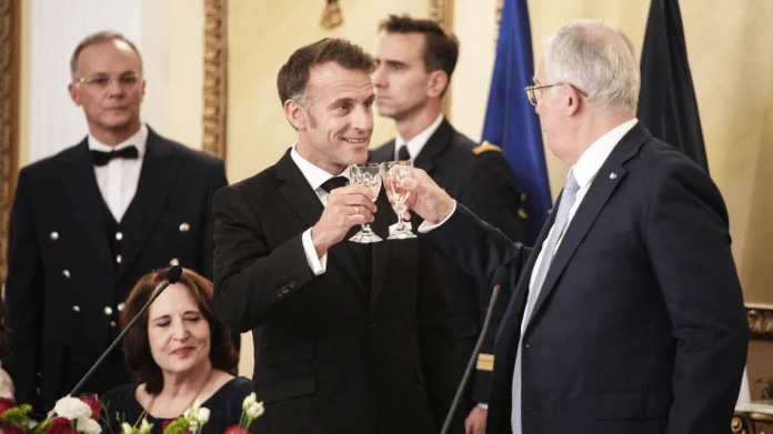 Δείπνο Μακρόν στο Προεδρικό σφραγίζει νέα ελληνογαλλική σύγκλιση Δείπνο Μακρόν στο Προεδρικό σφραγίζει νέα ελληνογαλλική σύγκλιση
