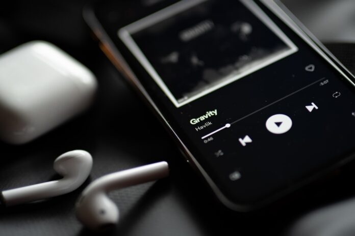 Deezer: Σχεδόν οι μισές νέες μουσικές κυκλοφορίες είναι πλέον από AI Deezer