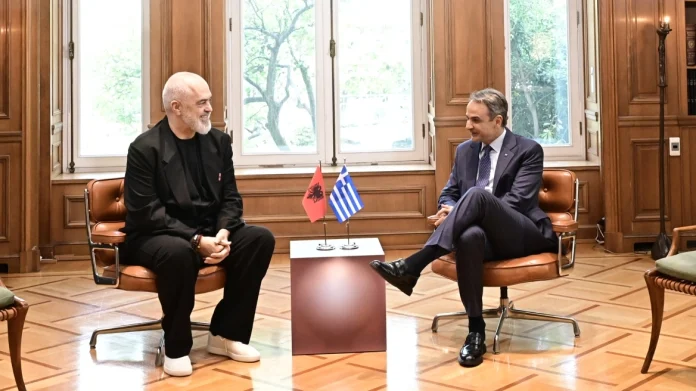 Η αμήχανη συγγνώμη Ράμα για το ντύσιμο στο Μαξίμου Η αμήχανη συγγνώμη Ράμα για το ντύσιμο στο Μαξίμου