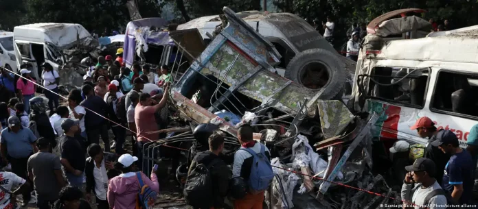 Κολομβία: Αιματηρή βομβιστική επίθεση σε αυτοκινητόδρομο κλιμακώνει την κρίση Κολομβία: Αιματηρή βομβιστική επίθεση σε αυτοκινητόδρομο κλιμακώνει την κρίση