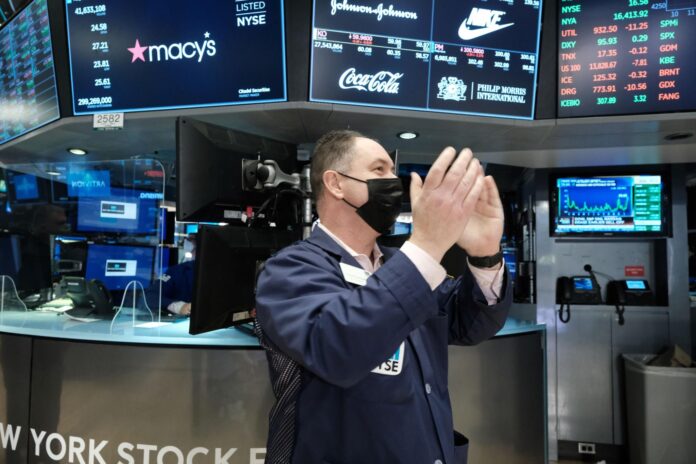 Wall Street: Ράλι με νέα ιστορικά υψηλά – Αγορά που ανεβαίνει πάνω σε εύθραυστη ισορροπία Wall Street: Ράλι με νέα ιστορικά υψηλά – Αγορά που ανεβαίνει πάνω σε εύθραυστη ισορροπία