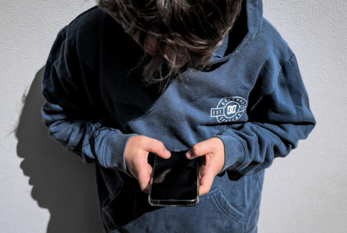 Παγκόσμιο κύμα απαγορεύσεων social media για ανηλίκους επεκτείνεται απαγόρευση social media