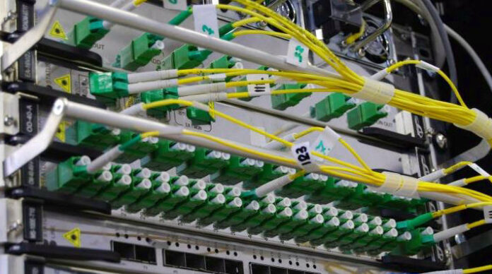 ΗΠΑ: Η Corning κερδίζει από μεγάλη συμφωνία οπτικών ινών με Amazon Corning OR Κόρνινγκ Amazon OR Αmazon