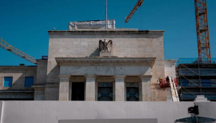 ΗΠΑ: Η Fed παγώνει τα επιτόκια αλλά διατηρεί σκληρή ρητορική επιτόκια Fed