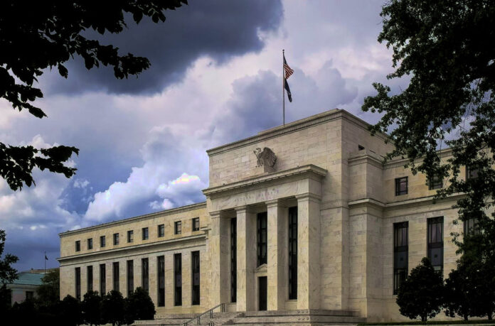Fed πατά παύση στα επιτόκια αλλά «φλερτάρει» με νέες αυξήσεις επιτόκια Fed