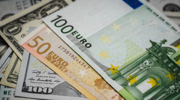 Ευρώ σε χαμηλό έτους έναντι δολαρίου μετά το σήμα Fed ευρώ δολάριο