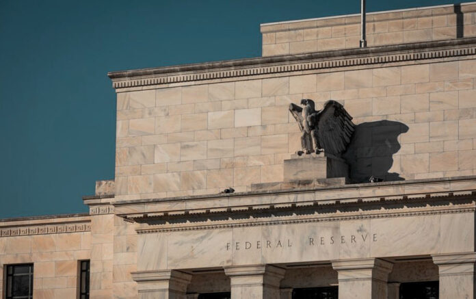 Fed αλλάζει σελίδα με σταθερά επιτόκια και πιο «σκοτεινή» καθοδήγηση σταθερά επιτόκια