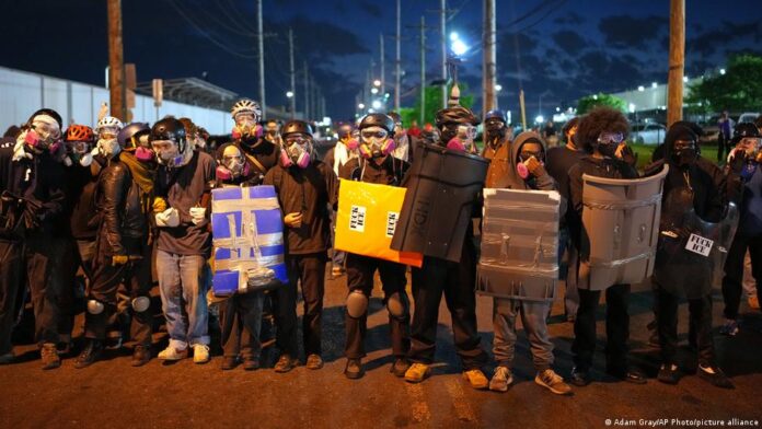 ΗΠΑ: Νυχτερινή απαγόρευση κυκλοφορίας γύρω από κέντρο κράτησης μεταναστών Delaney Hall OR Νιούαρκ OR Newark