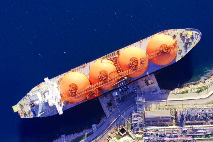ΕΕ αυξάνει εισαγωγές LNG και μειώνει φυσικό αέριο αγωγών εισαγωγές LNG