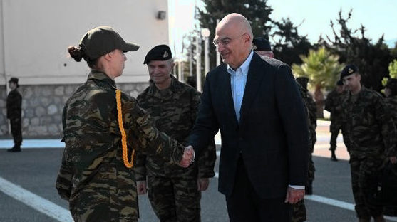 Νίκος Δένδιας δηλώνει θεσμική τομή με εθελόντριες οπλίτες εθελόντριες οπλίτες