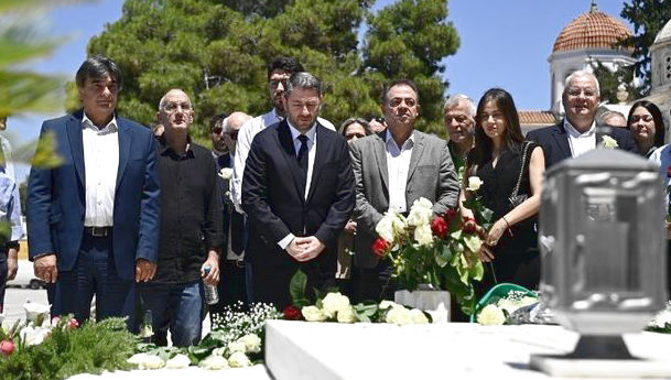 ΠΑΣΟΚ-ΚΙΝΑΛ τιμά τον Ανδρέα Παπανδρέου στο Α΄ Νεκροταφείο ΠΑΣΟΚ-ΚΙΝΑΛ