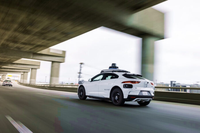 ΗΠΑ: Η Waymo λανσάρει νέο πρότυπο σύγκρισης ρομποταξί με ανθρώπινους οδηγούς Waymo