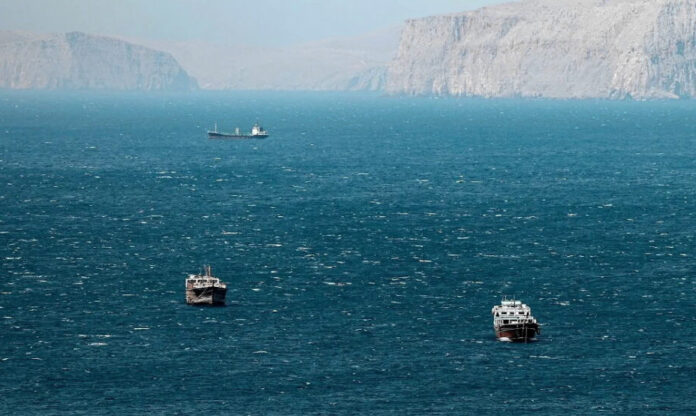 Τρία πλοία LNG διέρχονται το Ορμούζ με κλειστούς πομποδέκτες πλοία LNG