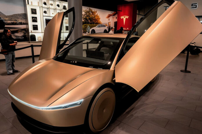 ΗΠΑ: Η Tesla δοκιμάζει Cybercab χωρίς τιμόνι ως ρομποταξί Tesla Cybercab