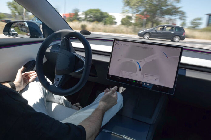 ΗΠΑ: Στο μικροσκόπιο η Tesla FSD και η κούρσα των ρομποταξί Tesla FSD