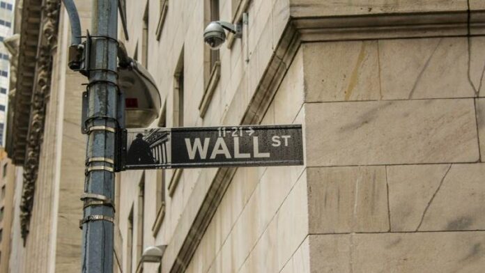 Wall Street υποχωρεί εν αναμονή μακροοικονομικών στοιχείων και κερδών Wall Street OR Γουολ Στριτ, Trump OR Τραμπ, ISM Services PMI, Broadcom, Macy's