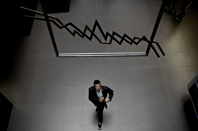 Χρηματιστήριο Αθηνών ξανά πάνω από τις 2.500 μονάδες μετά από 15 χρόνια Χρηματιστήριο Αθηνών
