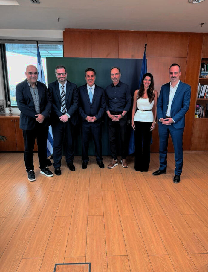 ΥΠΕΝ και ΠΟΣΠΗΕΦ συζητούν παράταση συμβάσεων και ενίσχυση εμπροσθοβαρής ενίσχυση