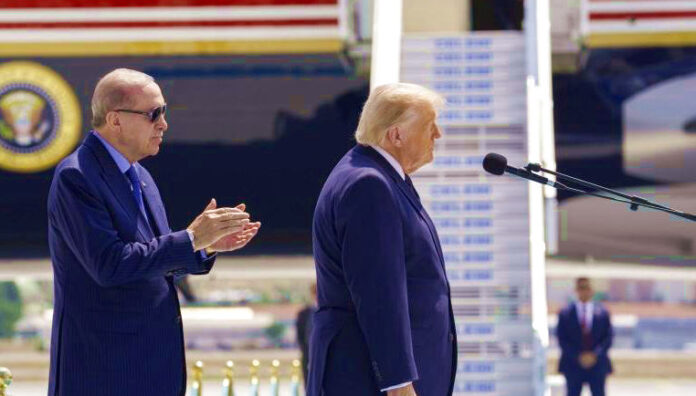 ΗΠΑ: Τραμπ δηλώνει ότι Πούτιν και Ζελένσκι θέλουν συμφωνία Τραμπ Πούτιν Ζελένσκι