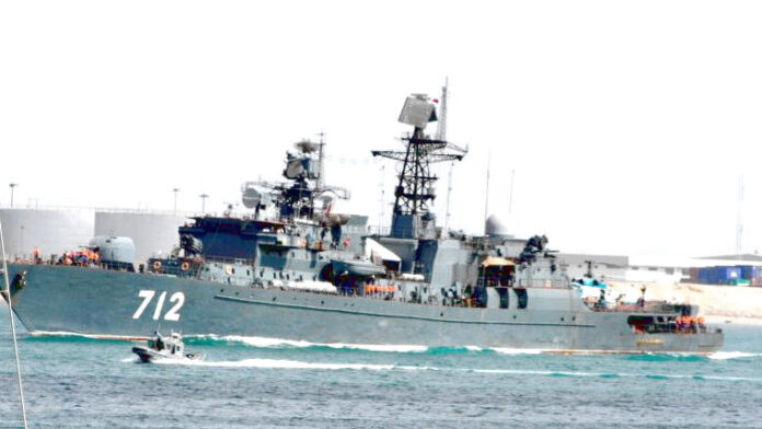Ρωσική φρεγάτα πραγματοποιεί άσκηση με πυρά κοντά στο Ηνωμένο Βασίλειο ρωσική φρεγάτα