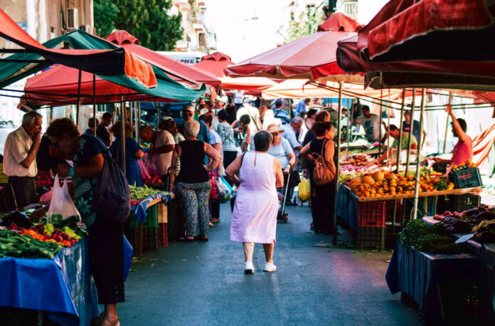 Ακρίβεια και διακοπές: Τα νοικοκυριά σε μόνιμη συμπίεση ακρίβεια νοικοκυριά