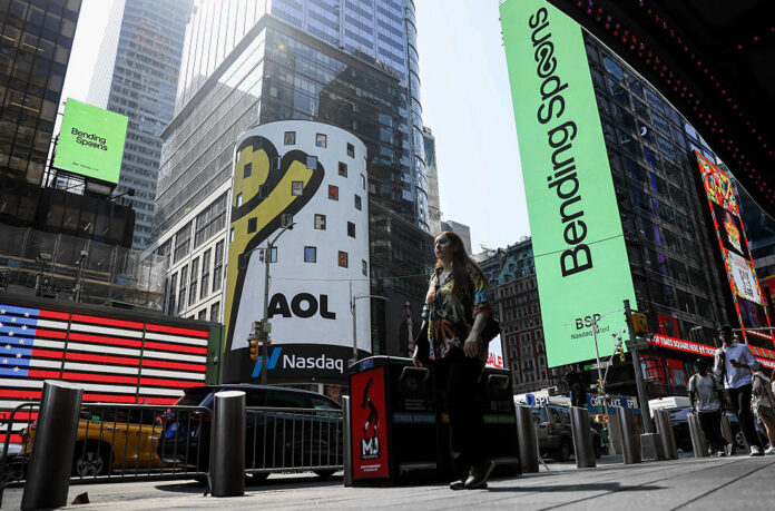 ΗΠΑ: Η Bending Spoons μπαίνει στο Nasdaq και αλλάζει το παλιό διαδίκτυο Bending Spoons