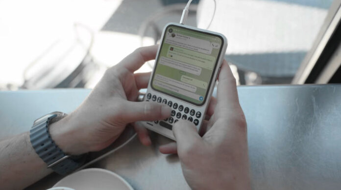 Νέο smartphone με πληκτρολόγιο υπόσχεται επιστροφή στην εποχή BlackBerry Clicks Communicator