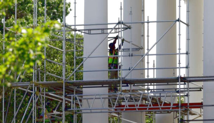 ΗΠΑ: Οριακή άνοδος στις κατασκευές τον Μάιο με μικτή εικόνα δαπάνες κατασκευών