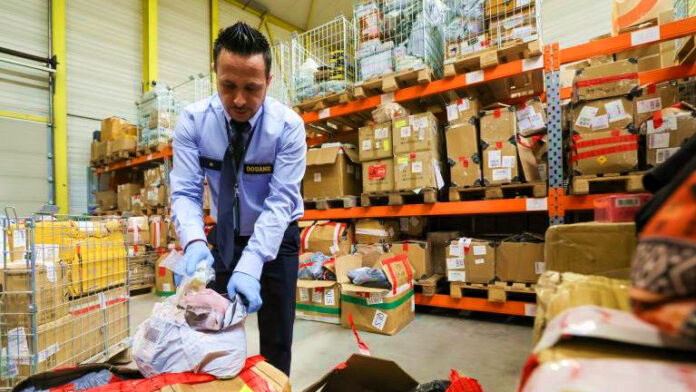 ΕΕ: Νέος δασμός 3€ στα μικροδέματα αλλάζει το ηλεκτρονικό εμπόριο δασμός μικροδέματα