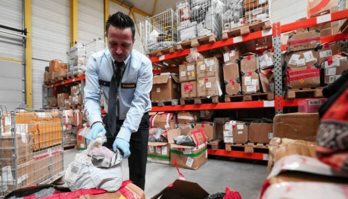 ΕΕ: Νέος δασμός 3€ στα μικρά δέματα αλλάζει το ηλεκτρονικό εμπόριο δασμός στα μικρά δέματα