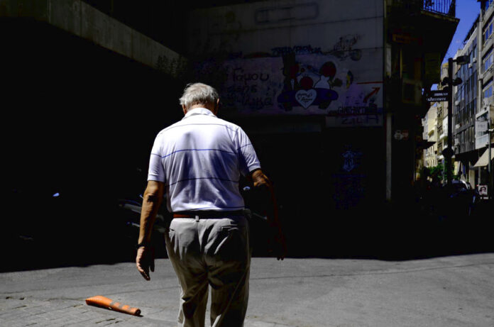 Έξοδος στη σύνταξη με ρεκόρ αιτήσεων και κίνδυνο νέου σοκ έξοδος στη σύνταξη