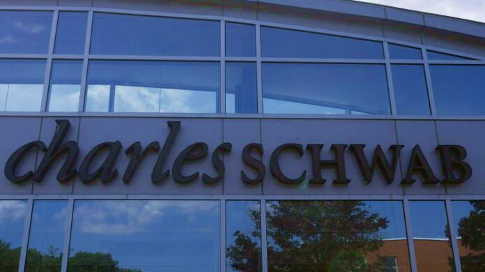 ΗΠΑ: Ιστορικό ρεκόρ εσόδων για Charles Schwab με άνοδο 21% έσοδα Charles Schwab