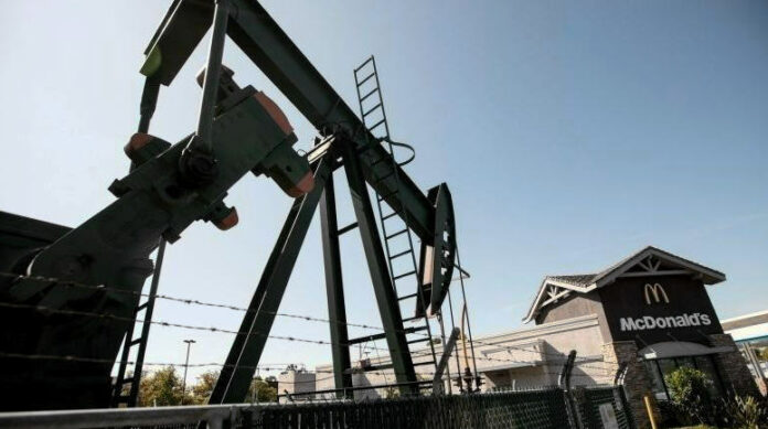 ΗΠΑ: Μικρή κάμψη στις εξέδρες πετρελαίου, σταθερή η τάση εξέδρες πετρελαίου