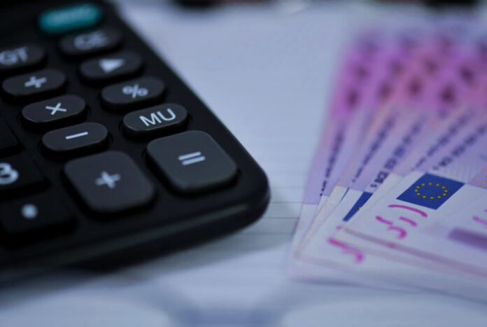 Φορολογικό σοκ Ιουλίου με στόχο έσοδα 8,56 δισ. ευρώ φορολογικά έσοδα