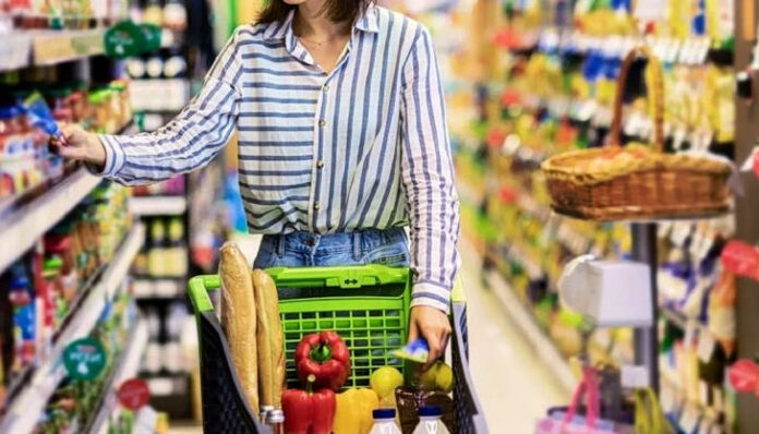 Έλληνας καταναλωτής αλλάζει μάρκες, κόβει έξοδα διακοπών Έλληνας καταναλωτής