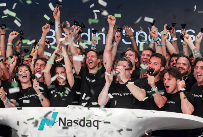 Ιταλία: Η Bending Spoons επαναφέρει την AOL και αψηφά την τύχη IPO Bending Spoons