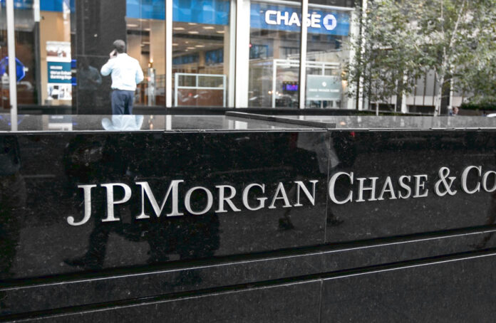JP Morgan «ψηφίζει» Ελλάδα με στοίχημα σε τράπεζες και αναβαθμίσεις ελληνικό χρηματιστήριο