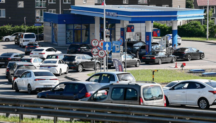 Ρωσία: Ουρές καυσίμων αποκαλύπτουν το ενεργειακό ρήγμα του πολέμου κρίση καυσίμων στη Ρωσία