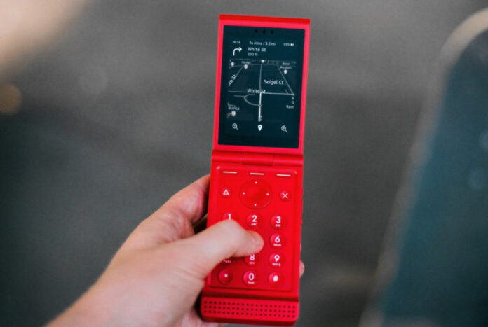 ΗΠΑ: Η Light επαναφέρει το flip phone ως όπλο κατά του scroll Light Flip