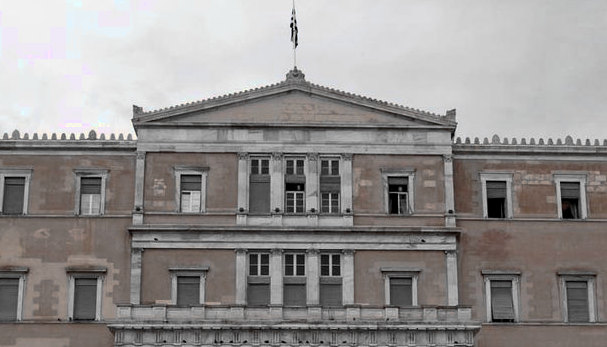 Κεραμέως καταθέτει νομοσχέδιο για ίση αμοιβή και βαρέα ίση αμοιβή