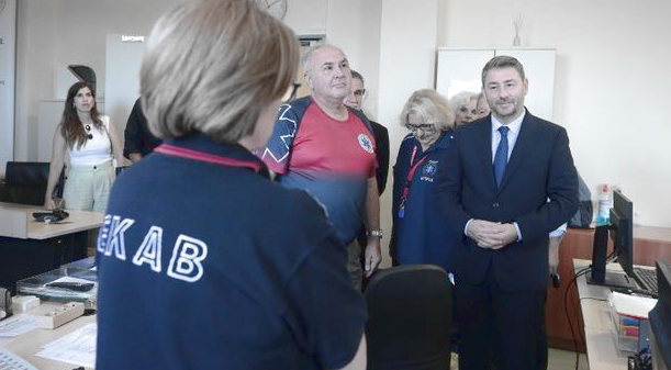 Ανδρουλάκης ζητά παραίτηση συμβούλου και υπερασπίζεται το ΕΣΥ Εθνικό Σύστημα Υγείας