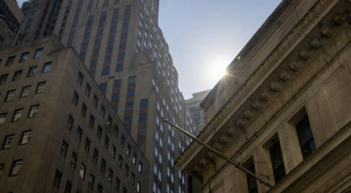 Πετρέλαιο στα 100 δολάρια και βουτιά Dow με ισχυρές πιέσεις πετρέλαιο στα 100 δολάρια
