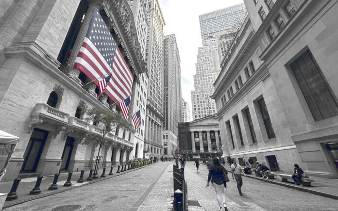 Dow σε ιστορικό ρεκόρ, Nasdaq υπό πίεση από ημιαγωγούς Wall Street